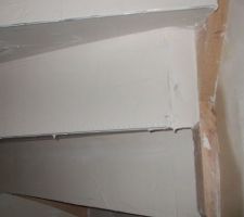 Isolation de l'escalier en hêtre avec un isolant : 1cm de plâtre et 4 cm de polystyrène !!!!!!!!!!!!!!!!!!!!!!!!