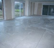 La pose du carrelage dans le s&eacute;jour est compl&eacute;tement termin&eacute;e