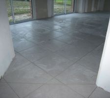 La pose du carrelage dans l'entr&eacute;e du s&eacute;jour est termin&eacute;e