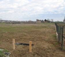 Il (maçon) commencera le chantier en 2011 à l'ouverture de son entreprise mais pour me rassurer et me montrer sa bonne foi est venu m'aider à mettre les chaises et à délimiter la maison.