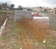 Ca y est les choses s&eacute;rieuses ont commenc&eacute;es(fouilles,livraison des mat&eacute;riaux)avec la pluie qui elle n'&eacute;tait pas pr&eacute;vue mais bon!