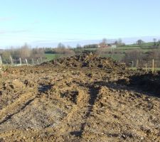 Et apres quelques heures de grue l'ouverture du terrain  ca change deja par rapport a la haie qui ce trouv&eacute; devant .......