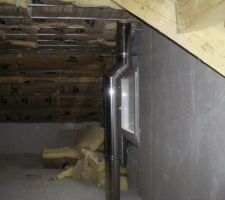 Vue du conduit du po&euml;le a l'etage