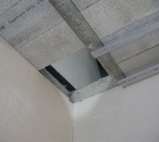 La trappe du futur conduit à linge sale (reliant la salle de bain de l'étage au cellier)
