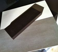 Carrelage de la salle de bain du bas. Beige et taupe poli avec des meubles weng&eacute;...