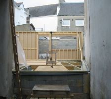 A partir de l'echelle a gauche et vers le mur de montée il y aura la salle de bain le dressing la chambre parentale et la piscine
 la photo est prise du garage