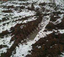 2600m2 de terrain et ils arrivent a labourer la totalit&eacute;. Bravo. Le terrain &eacute;tait nickel avant les travaux et l&agrave; c'est un champs de bataille.