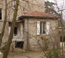 L"appart en question, c'est le petit bâtiment annexe que l'on voit sur cette photo, avec son propre toit.