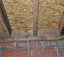 Vue du plancher en OSB dans le garage avec la sablière de rive