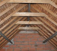 Vue des solivettes du plafond pour le grenier avant isolation h= 4m