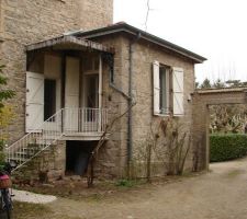 Vue rapprochée.

Petit perron avec marquise qui donne accés à la cuisine à gauche et au séjour à droite.

Jouissance du terrain le long de l'appart et ven bas de l'escalier (environ 25 m2)