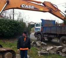 Bon faudra écraser ces petits moellons a la pelleteuse