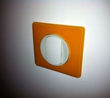 Chambre 2, Interrupteur Legrand orange pour accompagner les murs gris et blanc!