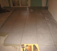 A pose du carrelage de la lingerie en cours 2