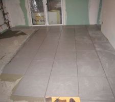 La pose du carrelage de la lingerie en cours