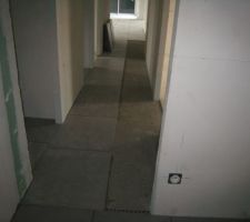 La pose du carrelage du couloir &agrave; la lingerie.