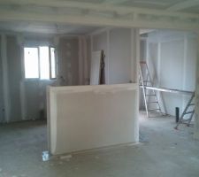 Vue sur la cuisine (prise dans la salle &agrave; manger