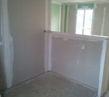 Vue de la cuisine avec le muret