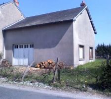 On a enfin coup&eacute; le cerisier qui aurait fait de l'ombre! La souche &agrave; carr&eacute;ment &eacute;t&eacute; broy&eacute;!