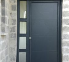 Extérieur de la porte d'entrée. Il manque la poignée verticale chromée.