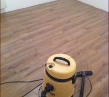 Parquet stratifié qui se clip.
C'est un ami qui l'a installé.
J'ai quand même fait une chambre seule... finalement je m'en faisais une montagne mais avec une bonne scie sauteuse çà va nickel.
Parquet acheté au casto en promo...çà rime :)