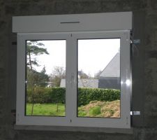 Intérieur de fenêtre de chambre, blanche, (extérieur gris), volet roulant intégré.