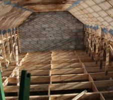 Là c l'étage de l'extension où nous poserons des plaques en aggloméré pour ensuite mettre du parquet ce sera le pallier et salle de jeu des enfants!
