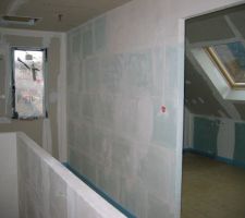 Dégagement étage; vue sur la salle de bain.