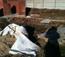 L'entrée devant le garage de plus loin.