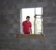 Ici nos ma&ccedil;ons bossent sur les appuis de fen&ecirc;tres pour que les menuisiers puissent venir poser nos fen&ecirc;tres!!