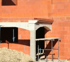 G&eacute;noises garage, porche et terrasse couverte.