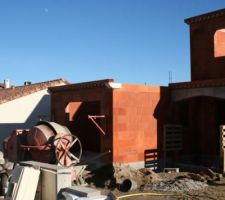 G&eacute;noises garage, porche et terrasse couverte.