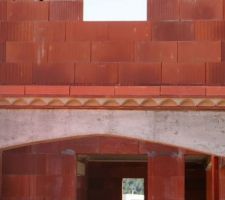 G&eacute;noises garage, porche et terrasse couverte.