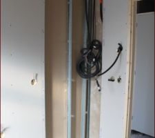 11ème et dernier jour de travail pour les plaquistes (ils vont revenir un jour pour mettre les prises plus tard)