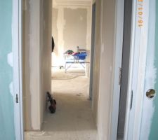 Photo prise de la salle de bain : couloir donnant au salon au fond !!
d&eacute;but des emplacements &eacute;l&eacute;ctriques