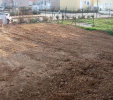 étalement de la terre pour faire le traçage de notre piscine
