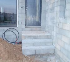 Escalier provisoire puisque recouvert lorsque nous ferons la terrasse