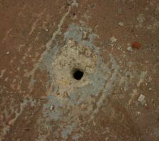 Un trou dans la dalle... ? quelle utilit&eacute;? vider l'eau qui s'&eacute;tait accumul&eacute;e sur la dalle?