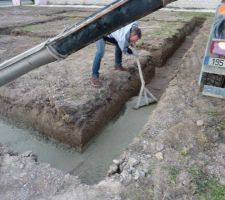 Coulage du béton de propreté en fond de fouilles.