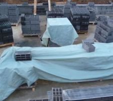 Arrivée des parpaings pour élévation des murs de la cave