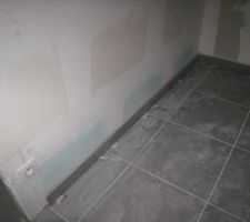 Pose des plinthes ds cellier 2