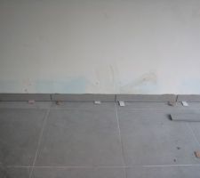 Pose des plinthes dans s&eacute;jour