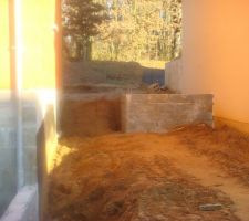 Mur de soutènement à droite de la maison