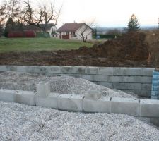 Vu du bout de la maison sur le jardin (l&agrave; o&ugrave; il y aura notre future piscine). Le deuxi&egrave;me mur que l'on voit d&eacute;limite la terrasse.