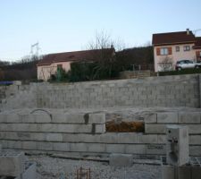 Le passage dans le mur est l'endroit o&ugrave; sont situ&eacute; les escaliers pour monter au garage.