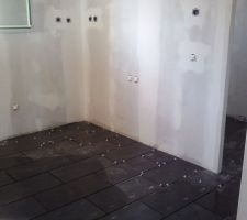 La cuisine et le cellier a droite
carreaux de 30 X 60 noir
je dois aussi faire les joints