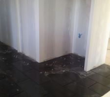 De la cuisine vers la porte d'entr&eacute;e et s&eacute;jour
emplacement du frigo US  et cellier a gauche