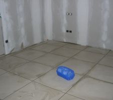 Chambre de ma fille N&deg;1
manque aussi les plinthes
mais avant nous devons refaire les joints placo suite au cambriolage