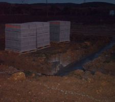 Photo n°3 (marquage sur nos parpaings pour éviter les vols, mais bon on y croit pas trop....)