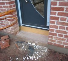 Pr&eacute;paration pour seuil de porte d'entr&eacute;e enl&egrave;vement des r&eacute;sidus de chape et pose d'un isolant